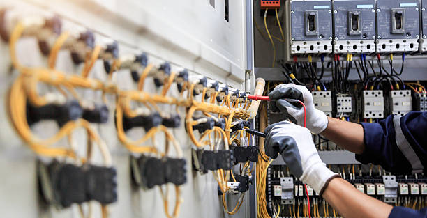Professional Electrician technician working in Hannibal, MO